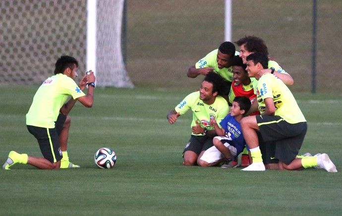 Imagini unice de la antrenamentul Braziliei. Un copil a sarit gardul sa-l atinga pe Neymar. Ce gest superb a facut starul Barcei_1