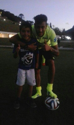 Imagini unice de la antrenamentul Braziliei. Un copil a sarit gardul sa-l atinga pe Neymar. Ce gest superb a facut starul Barcei_3