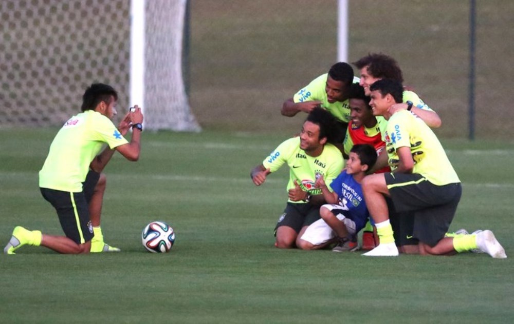Imagini unice de la antrenamentul Braziliei. Un copil a sarit gardul sa-l atinga pe Neymar. Ce gest superb a facut starul Barcei_4
