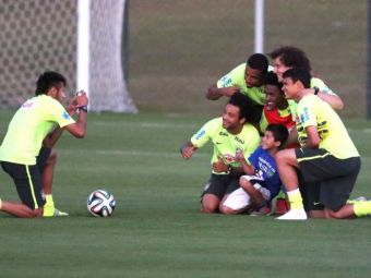 Imagini unice de la antrenamentul Braziliei. Un copil a sarit gardul sa-l atinga pe Neymar. Ce gest superb a facut starul Barcei
