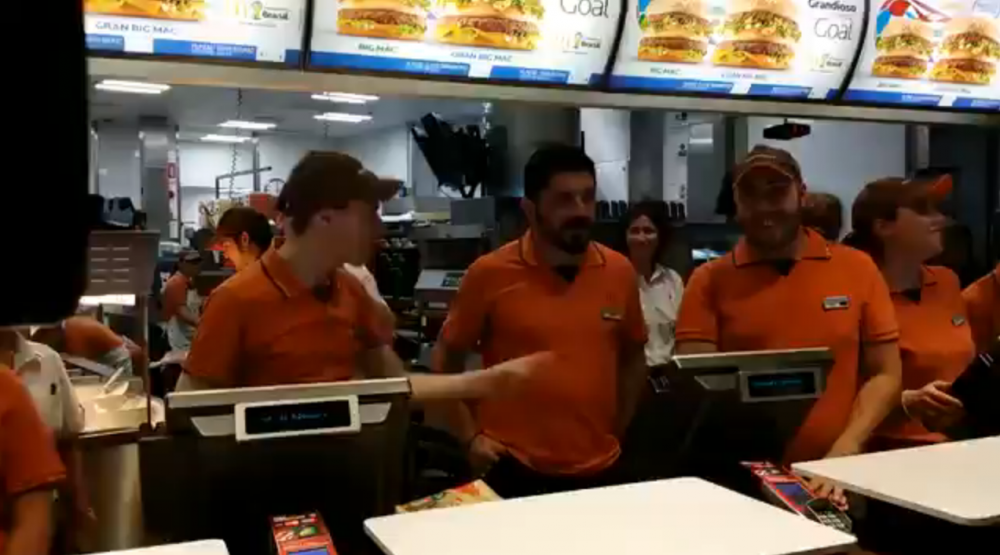 S-au dus sa-si ia un hamburger, dar nici nu-si imaginau ca vor da de el! Gattuso a lucrat pentru o zi la McDonald's! VIDEO_2