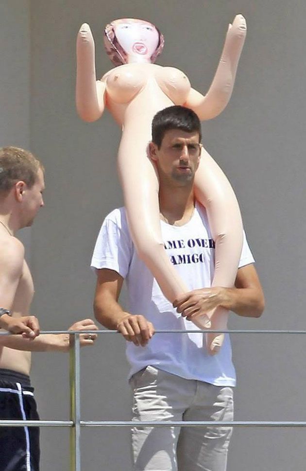 Explicatia teribil de amuzanta din spatele acestei poze! De ce a facut gestul acesta Djokovic FOTO_1