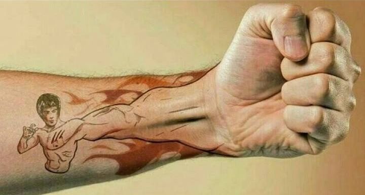 "Pumnul de fier": Asta-i probabil cel mai tare tatuaj pe care l-ai vazut vreodata! Ce si-a desenat in cinstea lui Brucee Lee FOTO_1