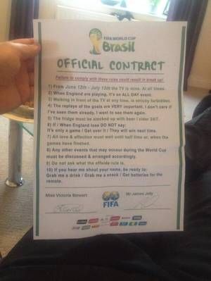 Si-a pus sotia sa semneze un contract pentru Campionatul Mondial: "Nu ma intrebi de ofsaid si umpli frigiderul cu bere" :)_2