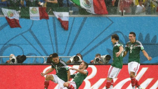
	Au invins si arbitrii! Doua goluri anulate AIUREA pentru Mexic, Peralta a dat lovitura! Mexic 1-0 Camerun! Penalty neacordat in min 85

