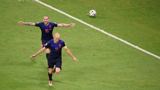 
	Surpriza de care jucatorii Olandei au avut parte dupa victoria uriasa cu Spania! Telefonul neasteptat venit de la un campion ROMAN

