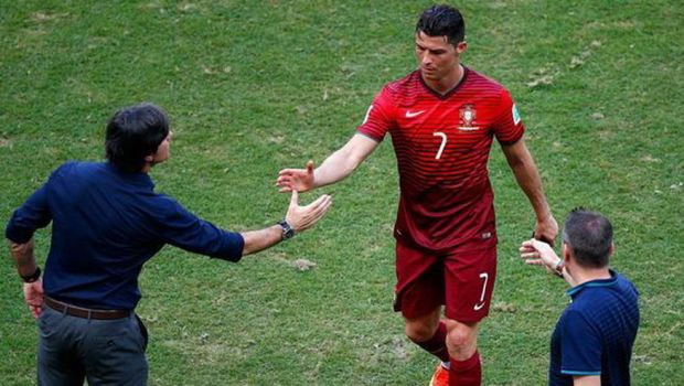 
	RUSINICA! Ce a facut selectionerul Germaniei inainte sa dea mana cu Ronaldo! VIDEO 
