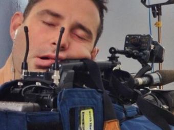 
	Imaginea zilei de la Mondial. Ce facea reportera la camera in clipa in care cameramanul a adormit asa. FOTO aici
