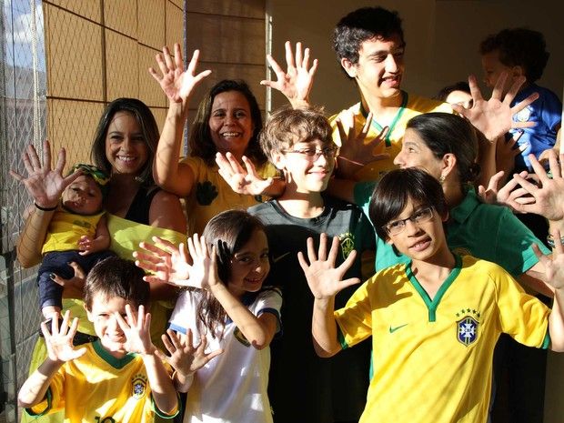 FOTO FABULOS! Brazilia reinventeaza manita! Cum arata singura galerie din lume in care toti fanii au 6 degete la o mana_1