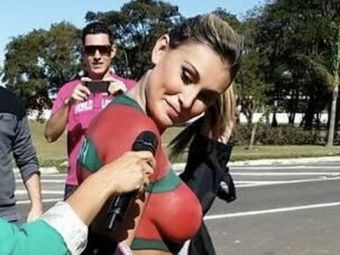 
	Aparitie de senzatie la antrenamentul Portugaliei! Miss BumBum a venit sa-l vada pe Cristiano Ronaldo si a fost evacuata! VIDEO
