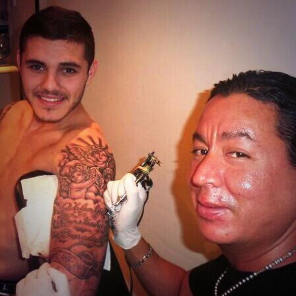 Balotelli e mic copil pe langa el! Cel mai "dement" fotbalist din Italia a facut o NEFACUTA! Ce reprezinta ultimul sau tatuaj:_2