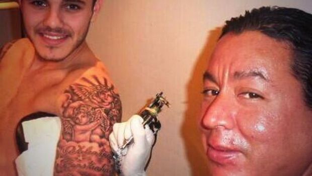
	Balotelli e mic copil pe langa el! Cel mai &quot;dement&quot; fotbalist din Italia a facut o NEFACUTA! Ce reprezinta ultimul sau tatuaj:
