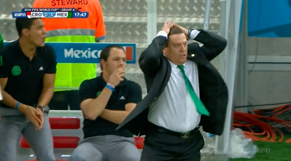 EPIC! :)) El este cel mai tare antrenor de la Mondial! Imagini de senzatie cu selectionerul Mexicului! GALERIE FOTO_2