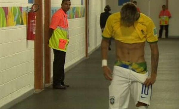 Primul jucator cu CHILOTI patriotici la Mondial :)) Ce poarta Neymar la fiecare meci, sub sort. Cum a fost fotografiat_1