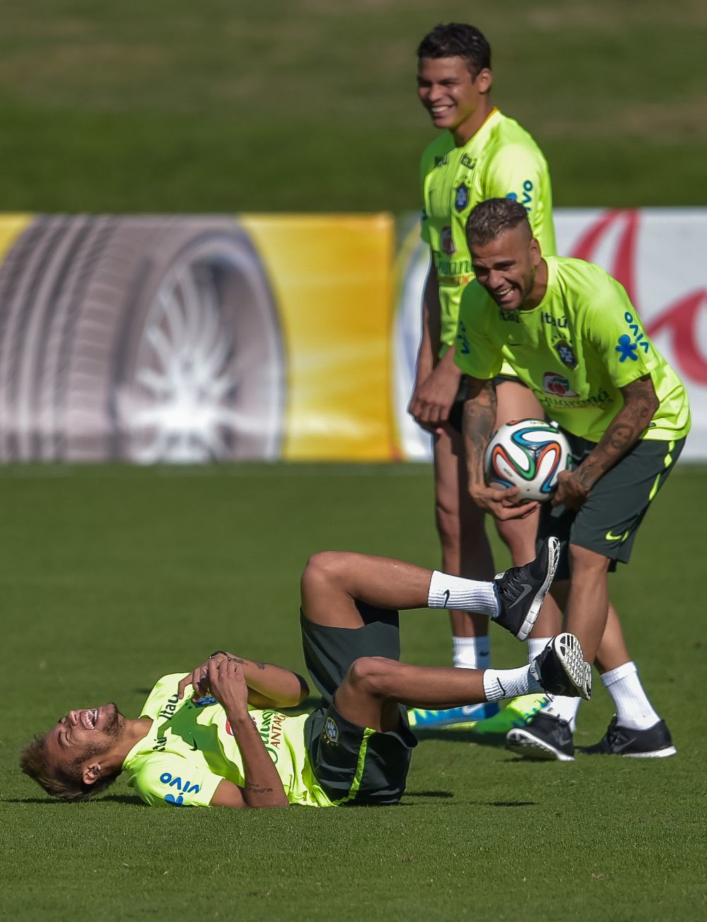 Caterinca momentului la antrenamentul Braziliei. Cum a incercat Neymar sa-l imite pe Suarez!_1