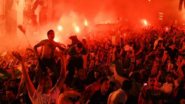 
	Calificarea in optimi a APRINS Algeria! Fanii au declansat nebunia pe strazi, dar s-au batut cu politistii din Paris si Lyon
