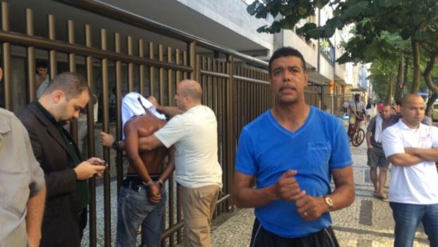 Moment incredibil in Brazilia! O vedeta din Premier League a fugit dupa un hot si l-a dat pe mana politiei. Super imagini