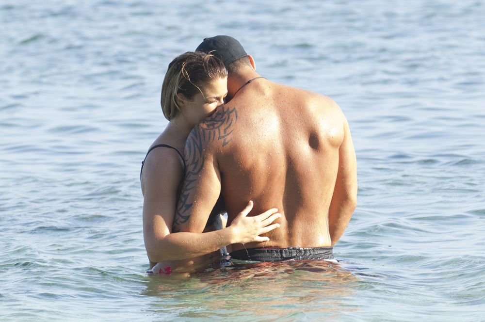 Fosta iubita a lui Cristiano Ronaldo, surprinsa pe plaja cu un guru in fitness_1