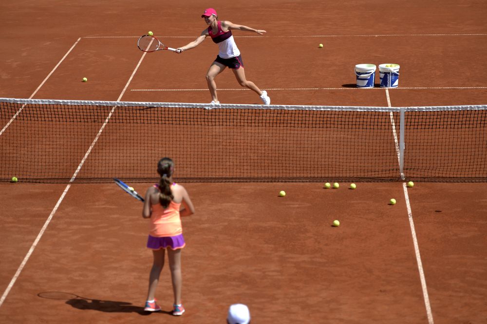 SUPER FOTO: Simona Halep a facut fericiti 200 de copii: a jucat tenis cu ei la Arenele BNR! "E incredibil ca avem turneu WTA!"_4