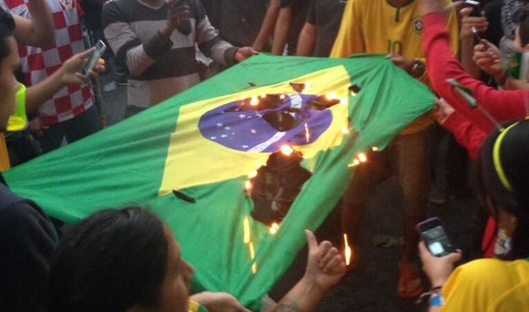 Scena cutremuratoare: fanii au dat foc steagului Braziliei, un autobuz a fost incendiat! Imaginile dezastrului_1