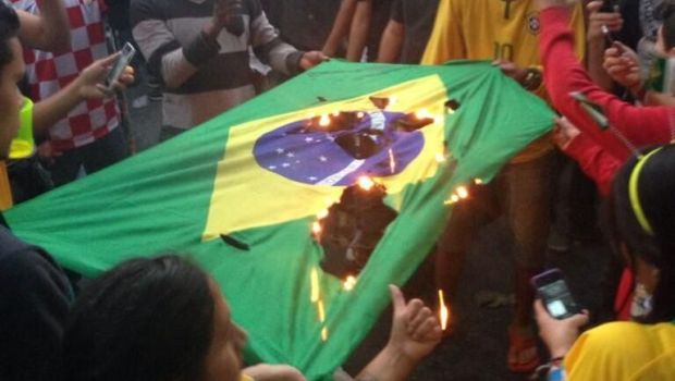 
	Scena cutremuratoare: fanii au dat foc steagului Braziliei, un autobuz a fost incendiat! Imaginile dezastrului
