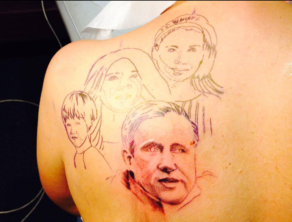 Nebunie de tatuaj: sotia lui Reghe si-a desenat toata familia pe spate! Arabii nu trebuie sa vada asta :) FOTO & VIDEO_1