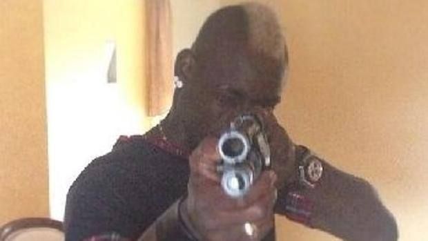Ultima nebunie a lui Balotelli! Inzaghi l-a pus sa-si stearga IMEDIAT poza de pe Instagram: a aparut cu o arma in mana! FOTO_3