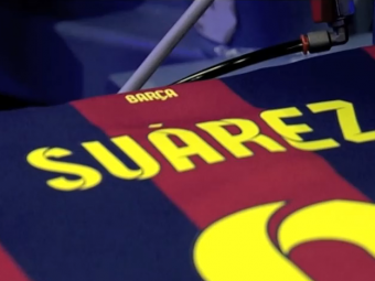 
	Barcelona a imprimat deja primele tricouri cu Suarez! Ce numar va purta starul uruguayan cumparat cu 93 de milioane:
