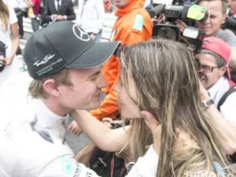 
	Rosberg, liderul din Formula 1, este in al noualea cer. Vezi imagini de la nunta sa cu Vivian, la Monaco
