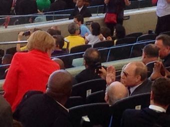 
	Cum au fost surprinsi in tribuna la finala Mondialului Merkel si Vladimir Putin. Au intors toate privirile. FOTO
