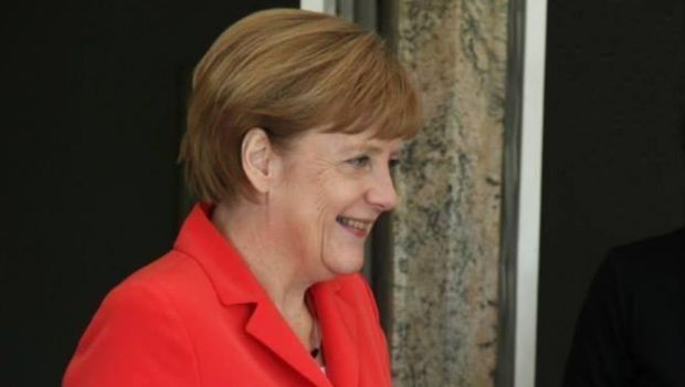 
	Toti au inceput sa rada cand au vazut-o! Ce tinea in mana Angela Merkel cand a intrat pe stadion la finala Mondialului
