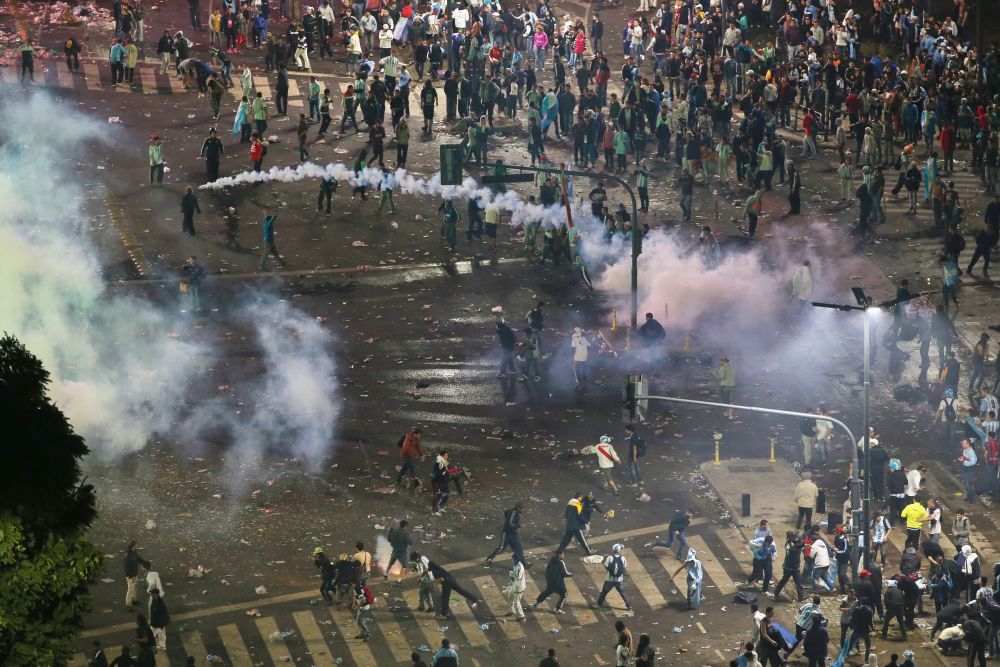 Violente teribile la Buenos Aires: golul lui Gotze a declansat haosul! Magazine vandalizate, politisti raniti, zeci de arestari!_2