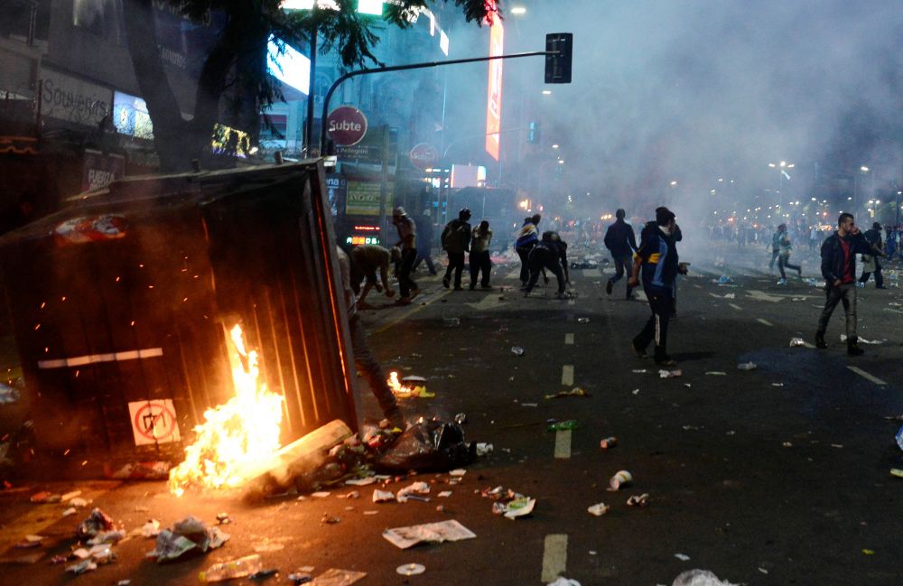 Violente teribile la Buenos Aires: golul lui Gotze a declansat haosul! Magazine vandalizate, politisti raniti, zeci de arestari!_4