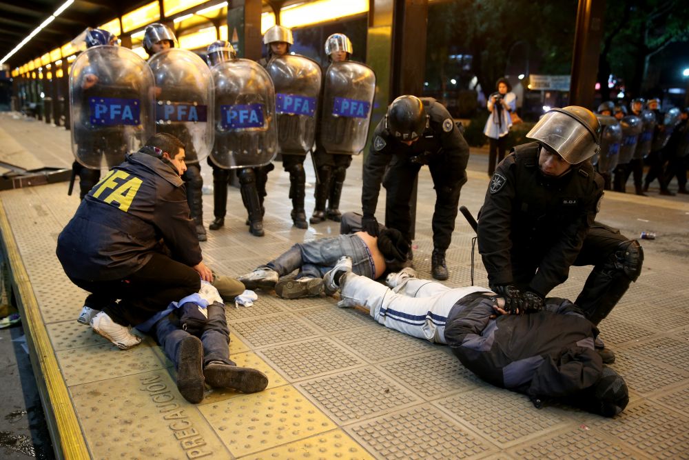 Violente teribile la Buenos Aires: golul lui Gotze a declansat haosul! Magazine vandalizate, politisti raniti, zeci de arestari!_6
