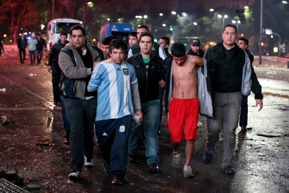 Violente teribile la Buenos Aires: golul lui Gotze a declansat haosul! Magazine vandalizate, politisti raniti, zeci de arestari!_8