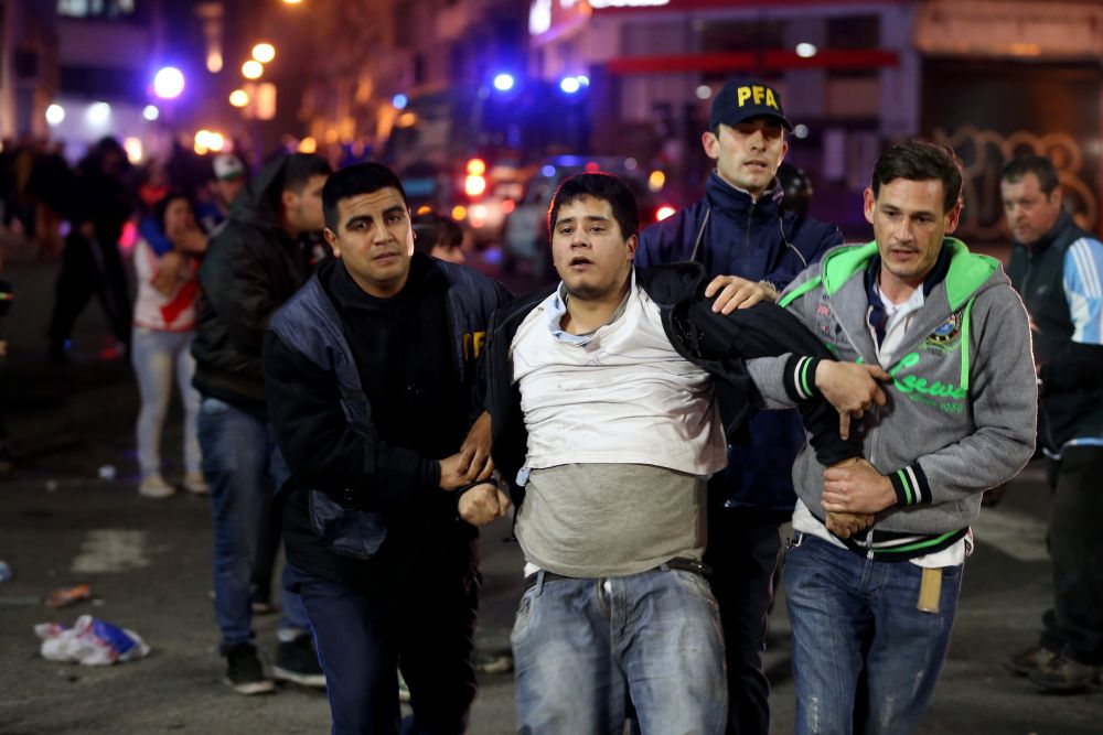 Violente teribile la Buenos Aires: golul lui Gotze a declansat haosul! Magazine vandalizate, politisti raniti, zeci de arestari!_9