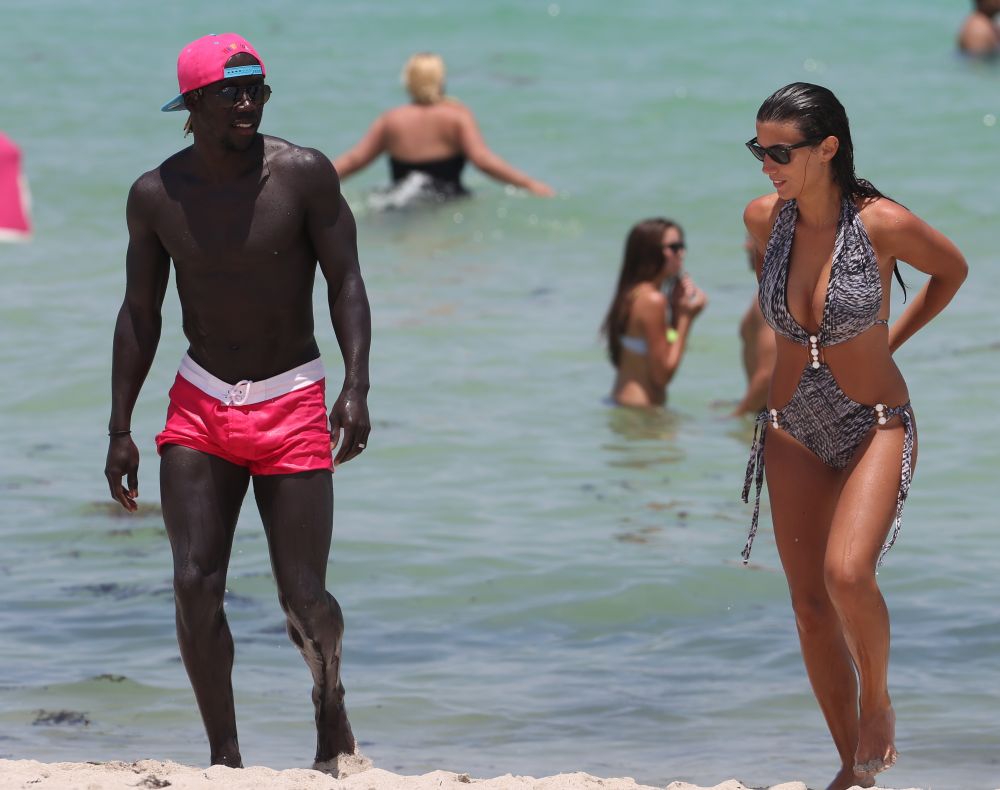 Ai ras atatia ani de frizura lui, dar nu ti-ai imaginat niciodata cum arata iubita lui Bacary Sagna! FOTO de pe plaja din Miami_2
