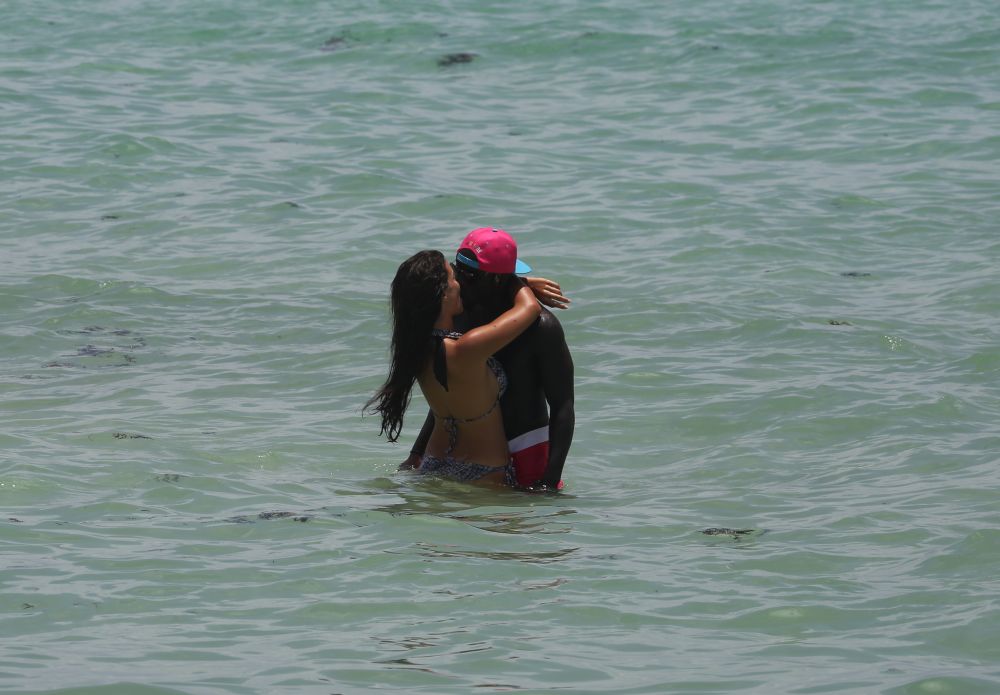 Ai ras atatia ani de frizura lui, dar nu ti-ai imaginat niciodata cum arata iubita lui Bacary Sagna! FOTO de pe plaja din Miami_3