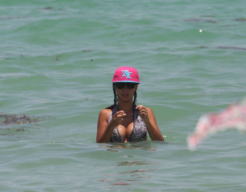 Ai ras atatia ani de frizura lui, dar nu ti-ai imaginat niciodata cum arata iubita lui Bacary Sagna! FOTO de pe plaja din Miami_7