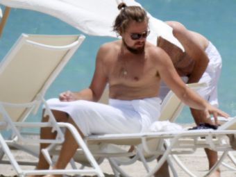 Aparitie neasteptata a lui Leonardo DiCaprio pe o plaja din Miami! Ce secret rusinos ascunde sub haine