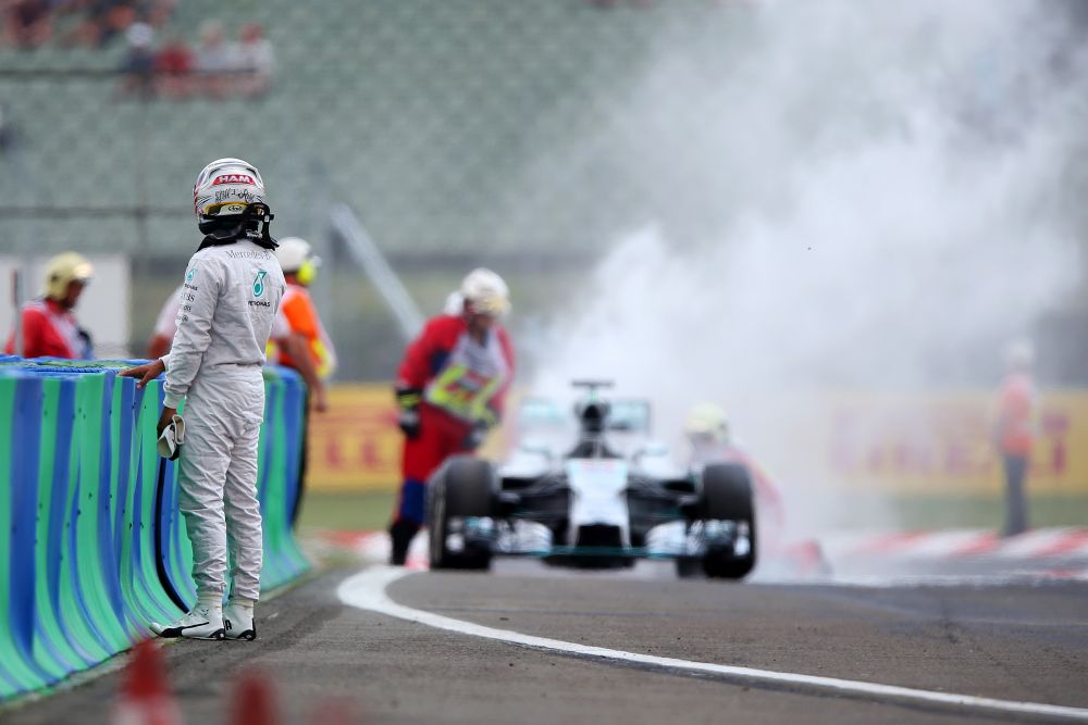Imagini incredibile in Marele Premiu al Ungariei. Monopostul lui Lewis Hamilton a luat FOC in primul tur! Ce s-a intamplat_1