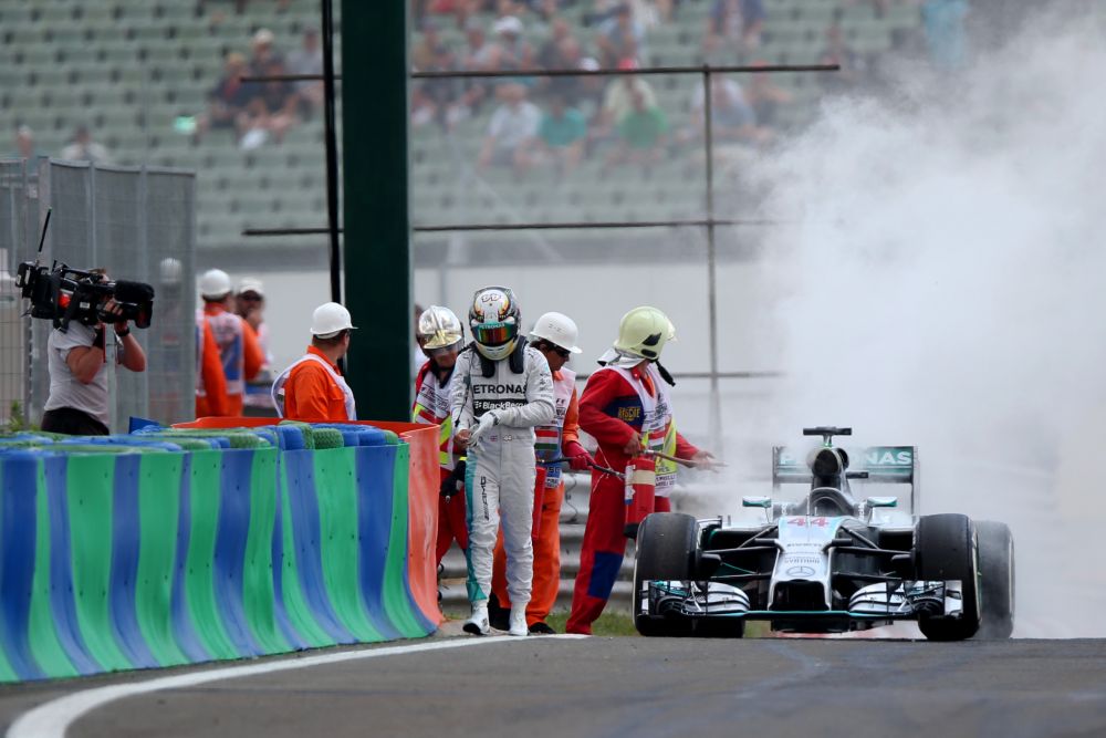 Imagini incredibile in Marele Premiu al Ungariei. Monopostul lui Lewis Hamilton a luat FOC in primul tur! Ce s-a intamplat_2