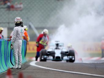 
	Imagini incredibile in Marele Premiu al Ungariei. Monopostul lui Lewis Hamilton a luat FOC in primul tur! Ce s-a intamplat
