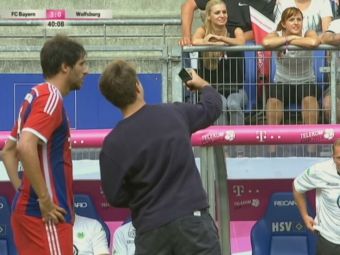 
	Faza amuzanta la meciul lui Bayern. Doi suporteri au intrat pe teren, unul dintre ei s-a dus sa-si faca SELFIE cu un jucator :)
