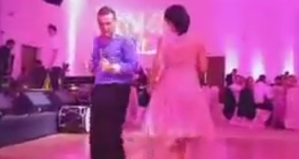 Mai tii minte dansul fabulos al lui Gigi Becali? Un fotbalist a reusit sa-l depaseasca. Ce a facut la propria sa nunta :) VIDEO_4