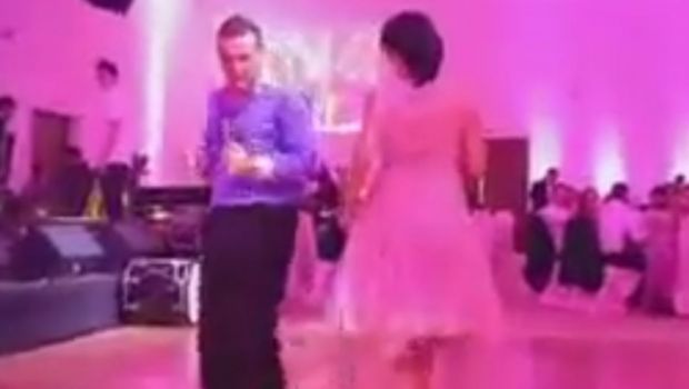 
	Mai tii minte dansul fabulos al lui Gigi Becali? Un fotbalist a reusit sa-l depaseasca. Ce a facut la propria sa nunta :) VIDEO

