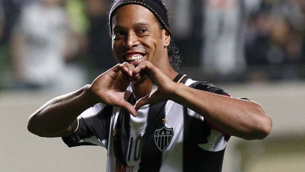 
	Oferta uriasa pentru Ronaldinho! Poate fi ZEU alaturi de un fost coleg de la Barcelona! Ce salariu va avea
