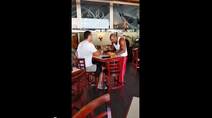 Curaj sau inconstienta? A intrat peste Klitschko in restaurant si a inceput sa-i manance din farfurie! VIDEO INCREDIBIL_1