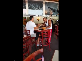 
	Curaj sau inconstienta? A intrat peste Klitschko in restaurant si a inceput sa-i manance din farfurie! VIDEO INCREDIBIL
