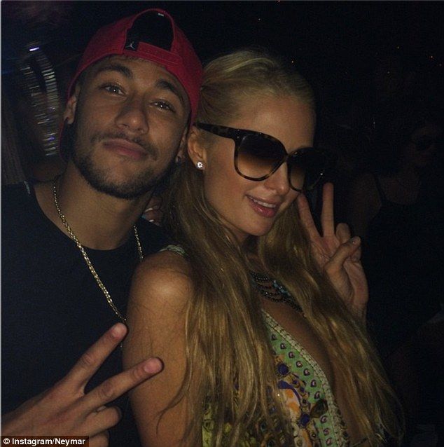 "Neymar, cum e spatele?" :) Starul Barcei se recupereaza dupa accidentarea la coloana alaturi de Paris Hilton! FOTO_1